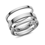 Daniel WellingtonのElan Triad Ring シルバーカラー。3本のポリッシュ仕上げバンドが均等な間隔で並び、内側にはブランドロゴが刻印されたステンレススチール製のリングです。
