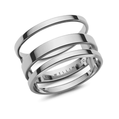 Daniel WellingtonのElan Triad Ring シルバーカラー。3本のポリッシュ仕上げバンドが均等な間隔で並び、内側にはブランドロゴが刻印されたステンレススチール製のリングです。