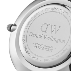 Petite Readingのケースバックをクローズアップした画像です。シルバーの裏蓋にはDaniel Wellingtonのロゴとシリアルナンバー、3ATM防水の表記が刻印されています。