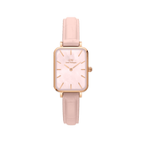 Daniel Wellington Quadro Pressed Rougeの正面画像です。ピンクマザーオブパールの文字盤にローズゴールドケース、ヌードピンクのクロコダイル型押しレザーストラップを合わせたスクエア型の女性向け腕時計です。