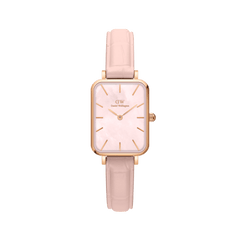 Daniel Wellington Quadro Pressed Rougeの正面画像です。ピンクマザーオブパールの文字盤にローズゴールドケース、ヌードピンクのクロコダイル型押しレザーストラップを合わせたスクエア型の女性向け腕時計です。