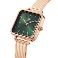 Quadro Studio Green Rose Goldを斜めから捉えたクローズアップ画像です。中央から外側へと広がるグリーンのサンレイ文字盤は、深みのある陰影を描き、ローズゴールドのケースやバーインデックスとのコントラストが美しい仕上がり。ピアノストラップの細かな横溝の質感もご確認いただけます。