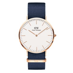 Daniel Wellington Classic Bayswaterの正面画像。ローズゴールドケースにオフホワイトの文字盤を採用し、ローズゴールドのバーインデックスと針をあしらいました。ミッドナイトブルーのNATOストラップと組み合わせた、クラシックなデザインの腕時計です。