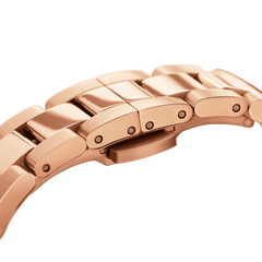 Iconic Link Unitone RGのバタフライクラスプ部分を拡大した画像です。ローズゴールドのクラスプがリンクブレスレットと一体感のあるデザインで仕上げられており、滑らかな開閉機構と精密なピン留めの細部までご確認いただけます。