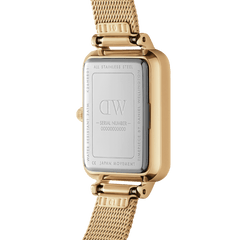 Quadro Lumine Pressed Evergoldを裏側から捉えた画像です。ステンレススチール製のケースバックにはDaniel Wellingtonのロゴやシリアルナンバー、3ATM防水の表記が刻印されています。また、ゴールドメッシュストラップとの接続部分やリューズの仕上げもご確認いただけます。