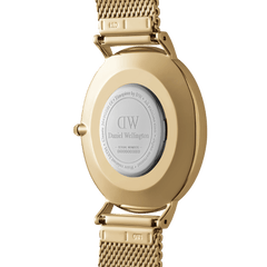 Classic Mesh Onyx Goldの裏蓋を撮影した画像です。ゴールドPVDメッキのケースバックにはDaniel Wellingtonのロゴとシリアルナンバーが刻印されており、ステンレススチール素材や3ATM防水仕様の表記も確認できます。