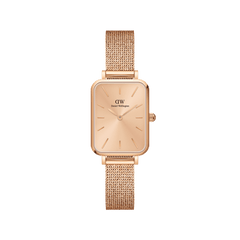 Daniel Wellington Quadro Pressed Unitoneの正面画像。ローズゴールドで統一されたスクエアケースとサンレイダイヤル、プレスメッシュストラップが一体となった上品な輝きを放つ女性向け腕時計です。