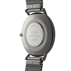 Classic Mesh Arcticの裏蓋を写した画像です。ステンレススチール製のケースバックにはDaniel Wellingtonのロゴとシリアルナンバーが刻印されており、薄型ケースのプロファイルやメッシュストラップの接続部分もご確認いただけます。