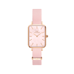 Daniel Wellington Quadro Coral Pink MoP Rose Goldの正面画像です。コーラルピンクのNATOストラップにローズゴールドのレクタンギュラーケースを合わせ、ピンクマザーオブパールの文字盤がやわらかな虹色の輝きを放つ女性向け腕時計です。