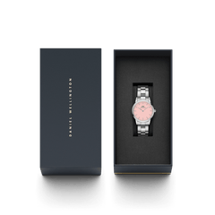 ネイビーのブランドギフトボックスに収められたIconic Link Blush Silverの画像です。ブラッシュピンクの文字盤とシルバーのリンクブレスレットが黒いクッションの上で美しく映え、贈り物にぴったりの上品なパッケージングとなっています。