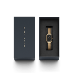 Daniel WellingtonのQuadro Pressed Evergold Black Goldは、ネイビーのギフトボックスに収められています。ブラックの内装にゴールドメッシュストラップとブラック文字盤のスクエア型腕時計が映え、贈り物にぴったりの上品なパッケージです。