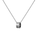 Daniel WellingtonのElan Necklace シルバーカラーです。中央に溝が入ったリング型のペンダントにはブランドロゴが刻印され、細身のケーブルチェーンと組み合わせたミニマルなデザインが特徴です。