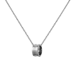 Daniel WellingtonのElan Necklace シルバーカラーです。中央に溝が入ったリング型のペンダントにはブランドロゴが刻印され、細身のケーブルチェーンと組み合わせたミニマルなデザインが特徴です。