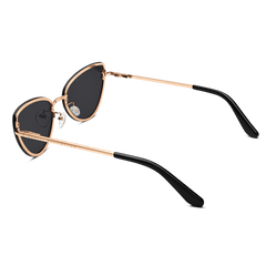 Daniel Wellington Lynx Steel Blackを斜め後方から撮影した画像です。ローズゴールドのフレームが描くキャットアイレンズの曲線や、クリアなシリコン製ノーズパッド、ブラックのテンプルチップまで続くテンプルのフォルムが確認できます。