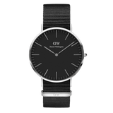 Daniel Wellington Classic Cornwall Black Silverの正面画像。ブラックの文字盤にシルバーのバーインデックスと針が映え、ブラックのNATOストラップを合わせたミニマルなデザインの腕時計です。