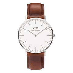 ダニエルウェリントン Classic St Mawesを斜め上から撮影した画像です。シルバーケースの光沢やリューズの立体感、ブラウンレザーストラップの自然な色合いと経年変化を感じさせる風合いが伝わる一枚です。