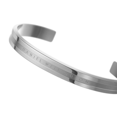 Elan Braceletシルバーのクローズアップ画像。サテン仕上げの表面に繊細に刻まれたDaniel Wellingtonのロゴと、両サイドのポリッシュ加工されたエッジラインが確認できるディテールです。
