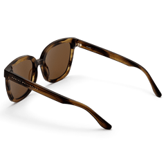 Grande Bio-Acetate Brown Demiサングラスを背面から捉えたアングルです。テンプルの内側にはゴールドのDaniel Wellingtonロゴが施され、ブラウンデミのバイオアセテート素材が持つ自然な色合いや透明感が際立っています。
