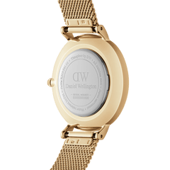 Petite Evergoldの裏蓋を撮影した画像です。Daniel Wellingtonのロゴとシリアルナンバーが刻印されたステンレススチール製の裏蓋と、ゴールドメッシュストラップのクイックリリース部分がご覧いただけます。