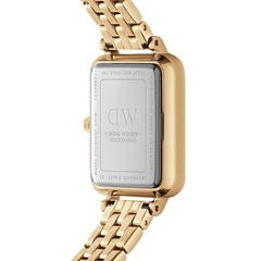 Quadro 5-Link Evergoldの裏蓋を捉えたアングルです。ステンレススチール製の裏蓋にはDaniel Wellingtonのロゴやシリアルナンバー、3ATM防水の表記が刻印されており、ゴールドのスクエアケースと5連ブレスレットの仕上げの質感がご確認いただけます。