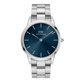 Daniel Wellington Iconic Link Arcticの正面画像。ダークブルーのサンレイダイヤルにシルバーのバーインデックスと針をあしらい、ポリッシュ加工とヘアライン加工を組み合わせたステンレススチール製のリンクブレスレットが特徴的なデザインです。