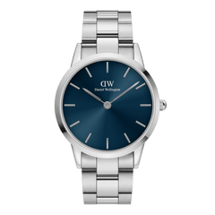 Daniel Wellington Iconic Link Arcticの正面画像。ダークブルーのサンレイダイヤルにシルバーのバーインデックスと針をあしらい、ポリッシュ加工とヘアライン加工を組み合わせたステンレススチール製のリンクブレスレットが特徴的なデザインです。