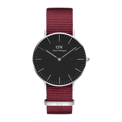 Daniel Wellington Classic Roselynの正面画像です。シルバーケースにブラック文字盤を採用し、ルビーレッドのNATOストラップを組み合わせた36mmサイズの腕時計。バーインデックスとシルバーの針が、シンプルながら上品に時刻を表示します。