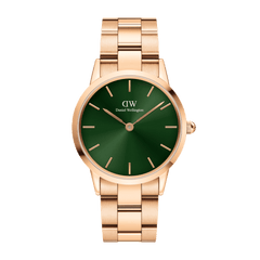 エメラルドグリーンの文字盤が映えるIconic Link Emerald Green Rose Gold。ローズゴールドのポリッシュケースとリンクブレスレットが柔らかな輝きを放ち、深みのあるグリーンとのコントラストが印象的な一本です。