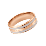 Daniel WellingtonのEmalie Ring Desert Sand Rose Goldを斜めから捉えた製品写真です。中央のローズゴールドバンドにはブランドロゴが刻印され、両側にデザートサンドカラーのエナメルラインが配された、ミニマルな三層構造が特徴です。