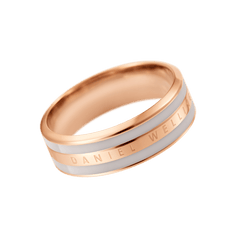 Daniel WellingtonのEmalie Ring Desert Sand Rose Goldを斜めから捉えた製品写真です。中央のローズゴールドバンドにはブランドロゴが刻印され、両側にデザートサンドカラーのエナメルラインが配された、ミニマルな三層構造が特徴です。