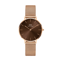 ペティットアンバーローズゴールドを正面から少し引きのアングルで撮影した商品画像です。アンバーブラウンのサンレイ文字盤は、中心から放射状に広がる光沢が特徴で、ローズゴールドのバーインデックスと細身の針が落ち着いた色合いの中で上品に輝きます。細やかな織り目が美しいローズゴールドのメッシュストラップは、ケースと一体感のある仕上がりです。