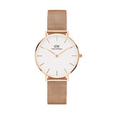 Daniel Wellington Petite Melrose Rose Goldの正面からのプロダクトショットです。ホワイトの文字盤にローズゴールドのバーインデックスと針、そしてローズゴールドのメッシュストラップを合わせた、ミニマルなデザインが特徴となっています。