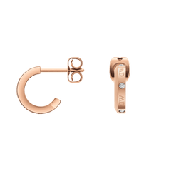 クラシックなLumine Rose Goldピアスの背面と側面を捉えたアングルです。スタッドタイプの留め具の構造や、フープ側面に施されたクリスタルの輝き、ロゴの刻印がご確認いただけます。