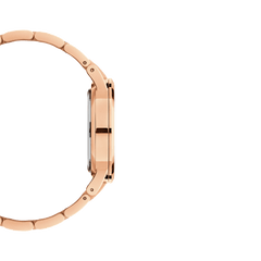Daniel Wellington Iconic Link Amberのサイドビューです。ローズゴールドPVD加工のケースの薄さや、リンクブレスレットの滑らかな連結構造が確認できます。リューズやケース側面のポリッシュ仕上げも際立っています。