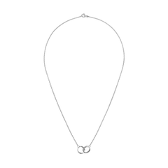 Elan Unity Necklaceのシルバーカラー全体像です。細身のケーブルチェーンからロブスタークラスプまでの長さを確認でき、チェーンの下部には2連リングモチーフがあしらわれた繊細なデザインとなっています。