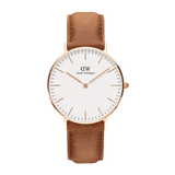 Daniel Wellington Classic Durhamの正面画像です。ローズゴールドの薄型ケースにオフホワイトの文字盤、ローズゴールドのバーインデックスと針が映え、ライトブラウンのレザーストラップが温かみのある印象を添えています。