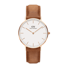 Daniel Wellington Classic Durhamの正面画像です。ローズゴールドの薄型ケースにオフホワイトの文字盤、ローズゴールドのバーインデックスと針が映え、ライトブラウンのレザーストラップが温かみのある印象を添えています。