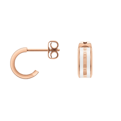 Emalie Earrings Rose Gold Satin Whiteの背面と正面を並べた商品画像です。左側はC型フープの横顔で、バタフライキャッチとポストが確認できます。右側はサテンホワイトのエナメルラインとDaniel Wellingtonの刻印が見える正面アングルです。