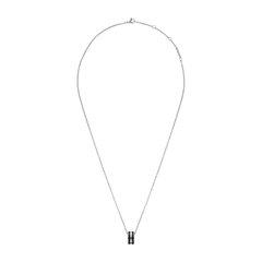 Emalie Necklace Silver Blackの全体を捉えた画像です。細身のシルバーチェーンにブラックエナメルのリングペンダントが下がり、留め具やアジャスター部分に施されたブランドプレートまで確認できます。