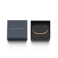 ネイビーカラーのブランド専用ギフトボックスに収められたClassic Bracelet Rose Gold。箱の蓋にはDaniel Wellingtonのロゴが箔押しされており、贈り物にぴったりの上品なパッケージです。
