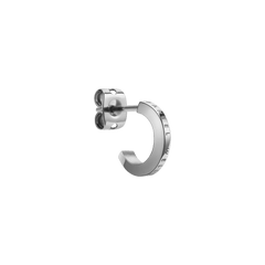 Daniel WellingtonのElan Earringsシルバーを斜めからクローズアップした画像です。Cシェイプのフォルムとバタフライキャッチ、側面に刻印されたブランドロゴが確認できます。ポリッシュ仕上げのステンレススチールが光を反射し、清潔感のある輝きを放っています。