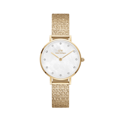 Daniel Wellington Petite Lumine Pressed Piano White MoP Goldの正面画像。白蝶貝の文字盤に12個のクリスタルインデックスが輝き、ゴールドケースと波紋模様のプレス加工が施されたPianoメッシュストラップが調和した女性向け腕時計です。