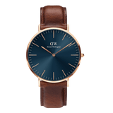 Daniel Wellington Classic St Mawes Arctic Rose Goldの正面画像。ディープブルーのサンレイ・ダイヤルにローズゴールドのバーインデックスと針が映え、ブラウンのイタリアン・ナッパレザーストラップを合わせた40mmの腕時計です。
