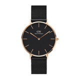 Daniel Wellington Petite Ashfieldの正面画像です。ブラックの文字盤にローズゴールドのバーインデックスと針が映え、ローズゴールドケースとマットブラックのメッシュストラップが上品なコントラストを演出しています。