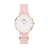 Daniel Wellington Petite Rosewaterの正面画像。ライトピンクのNATOストラップにローズゴールドのケース、エッグシェルホワイトの文字盤とローズゴールドのバーインデックスをあしらった、ミニマルなデザインの女性向け腕時計です。