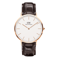 Daniel Wellington Classic York Rose Goldの正面画像。オフホワイトの文字盤にローズゴールドのバーインデックスと針をあしらった薄型ラウンドケースに、クロコダイル型押しのダークブラウンレザーストラップを組み合わせた40mmサイズの腕時計です。