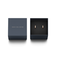 Daniel Wellington Classic Lumine Rose Goldのフープピアスが、ブランドロゴ入りのネイビーの専用ギフトボックスに入っています。贈り物にぴったりの上品なパッケージです。