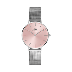 白背景で撮影したPetite Sterling Light Pinkの全体像です。ライトピンクのサンレイ文字盤が光を受けて柔らかに輝き、シルバーのメッシュストラップが自然な広がりを見せています。ケースとベルトのバランスもよくわかるレイアウトです。