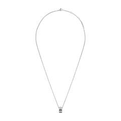 Daniel WellingtonのElan Necklace シルバーの全体像です。長さ調節可能なケーブルチェーンと、先端に下がる小ぶりなリングペンダントのバランスがわかる画像です。