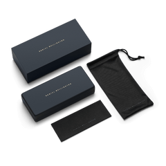 アンブラー Bio-Acetate Dark Havanaに付属するパッケージ一式です。ゴールドのロゴがあしらわれたネイビーカラーの外箱とハードケース、ブラックのクリーニングクロス兼用巾着ポーチ、ブランドカードがセットになっており、ギフトとしてもおすすめです。